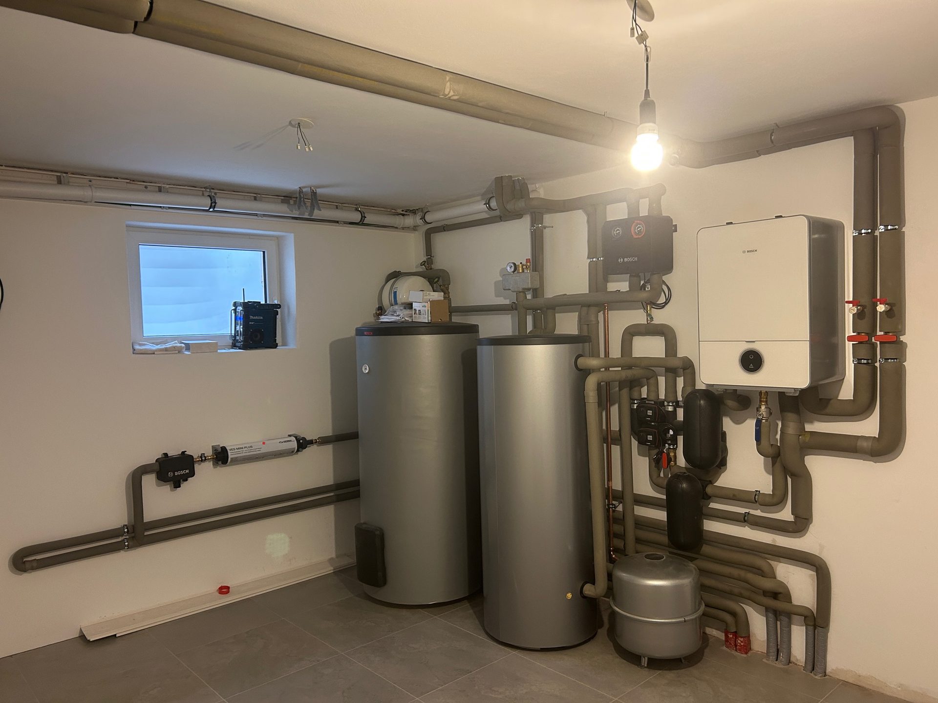 Wärmepumpe Technikraum mit Pufferspeichern