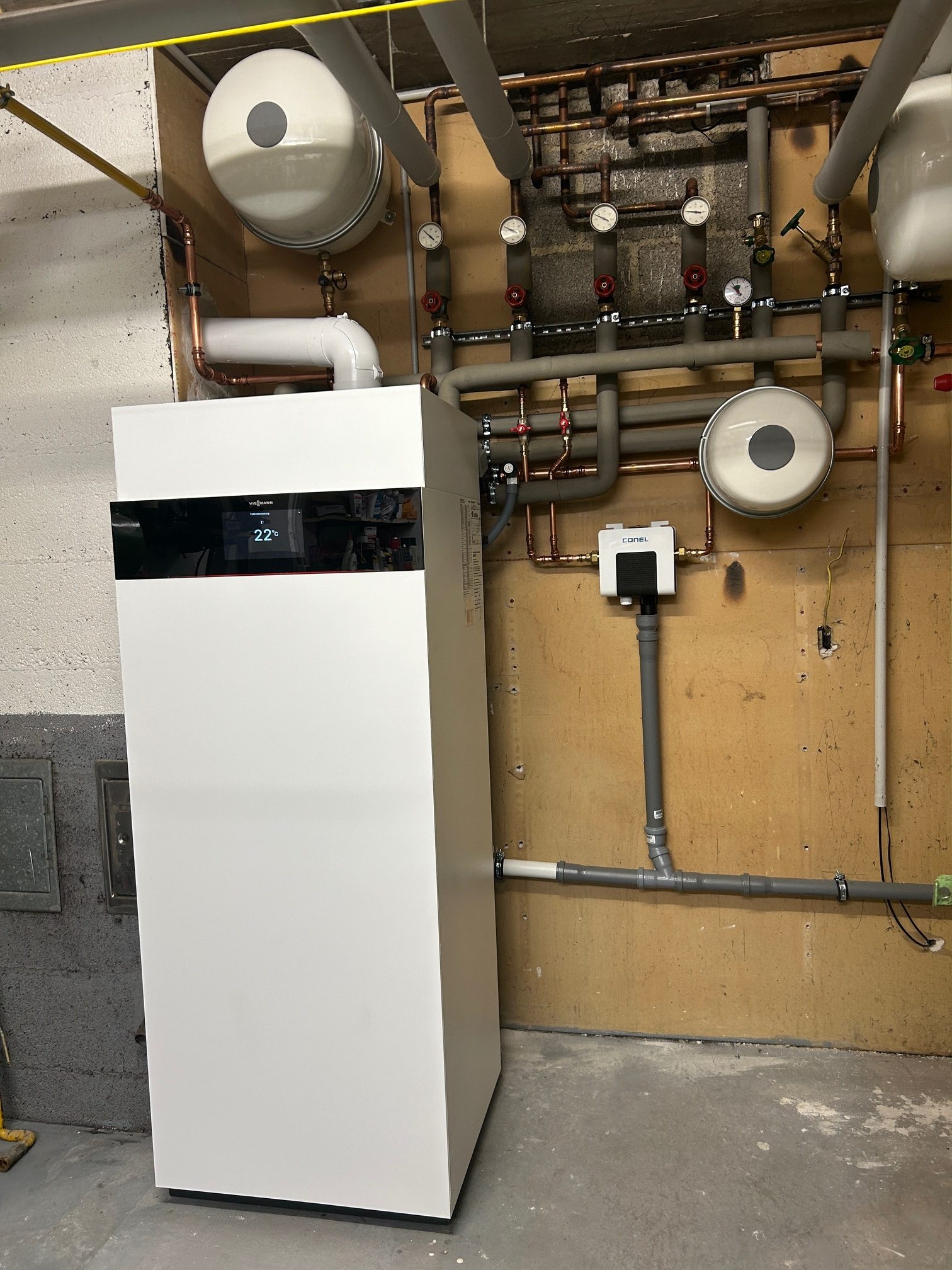 Viessmann Gas-Brennwertkessel im Keller