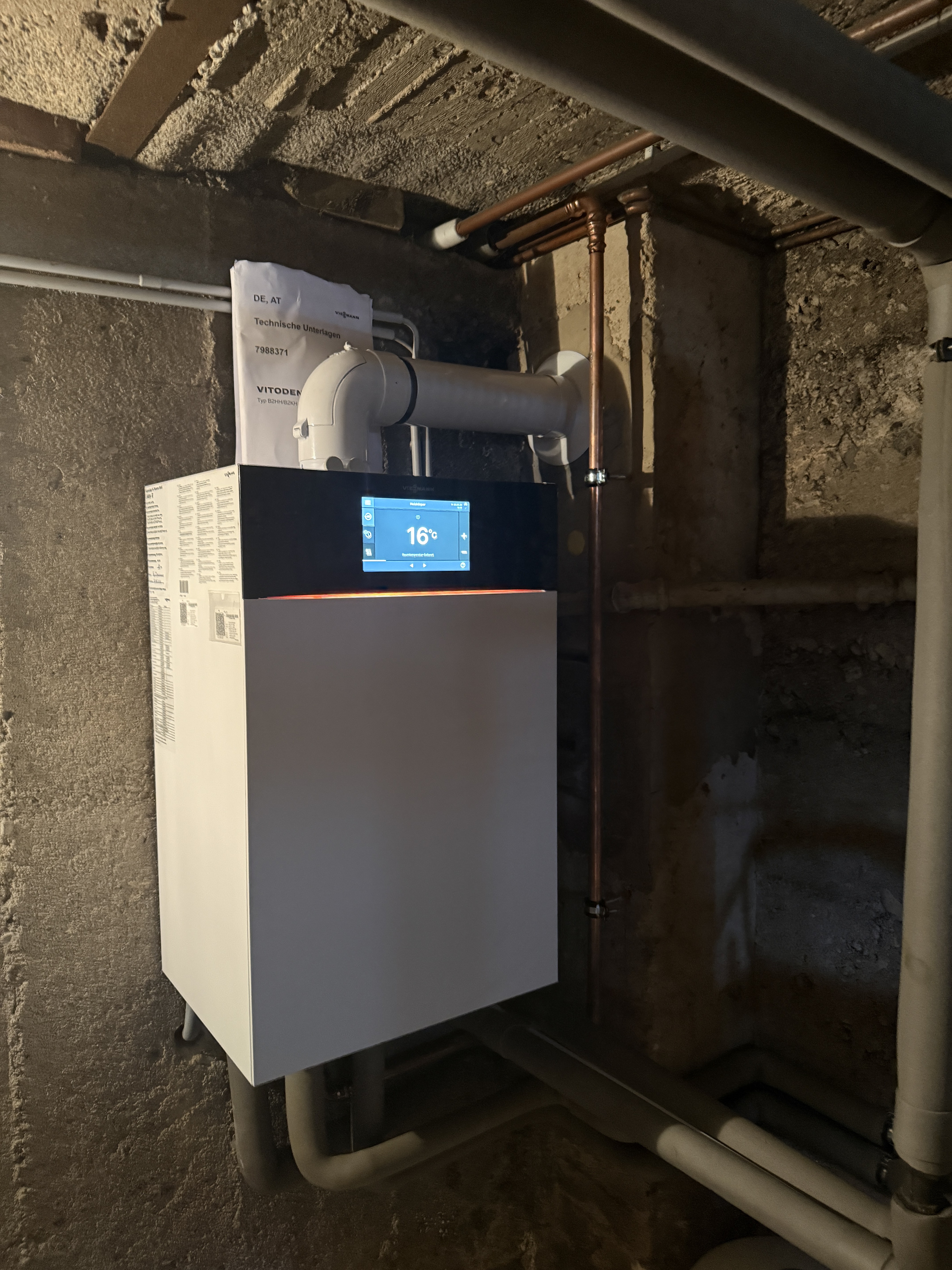 Viessmann Gas-Brennwertkessel im Keller